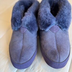 Overland women’s sheepskin slippers in blue jay blue
